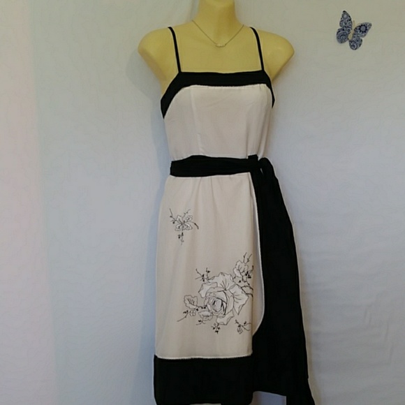 BCBGMaxAzria Dresses & Skirts - BCBG DRESS EMBROIDERED FAUX WRAP SUNDRESS EUC 4